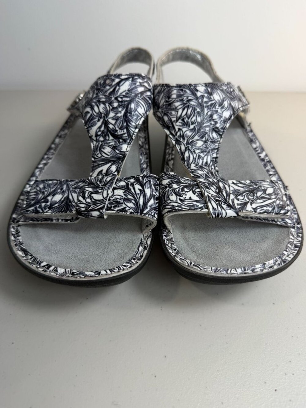 Alegria Pg lite Kendra sandals in a black and white floral pattern size 9